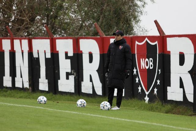 Mauricio Larriera volvería a la idea original del 4-3-3 y desde el vamos jugaría Brian Aguirre.