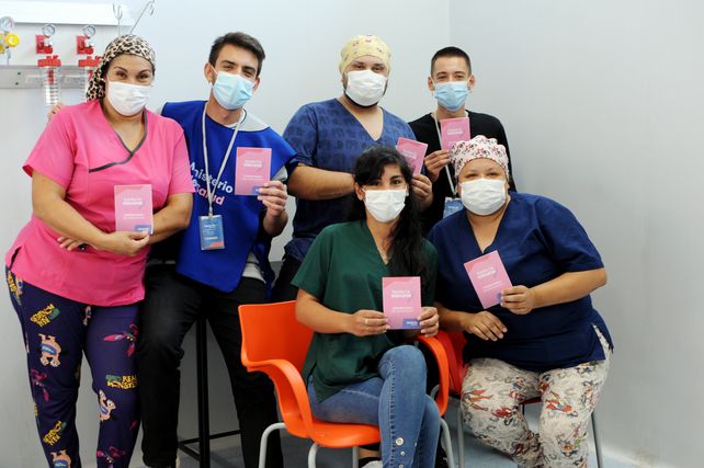 Nuevos actores sociales. Enfermeras y enfermeros son parte fundamental de una campaña que ya vacunó a más de 3 millones de santafesinos.