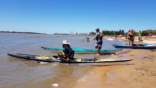 Los rosarinos volvieron a disfrutar del río después de varios meses en una jornada a pleno sol.