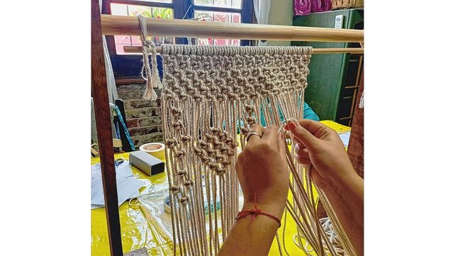 En Eva Taller de Arte y Manualidades se dan cita mujeres de todas las edades para aprender esta antigua técnica que hoy marca tendencia en diseño