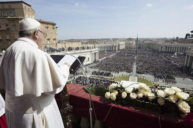 urbi et orbi. El Papa brindó ayer la bendición a la ciudad y al mundo