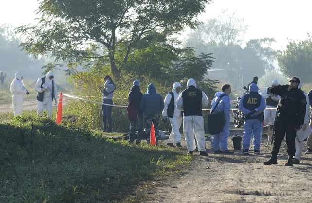 Doble crimen en Villa Gobernador Gálvez. Personal policial realiza el peritaje en el lugar donde&nbsp; dos hombres fueron ultimados a disparos.