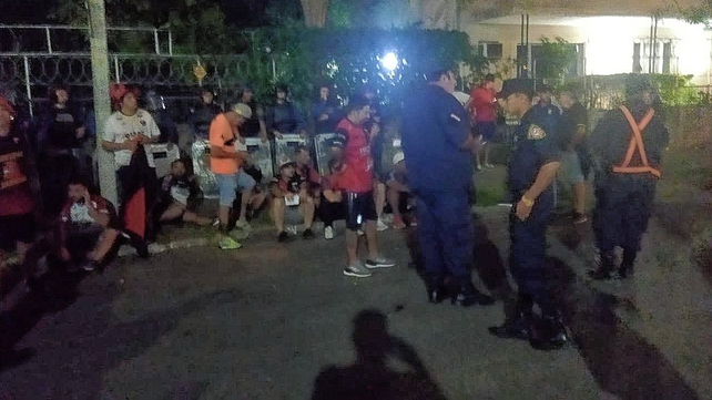 40 hinchas de Colón no pudieron ingresar al Defensores del Chaco