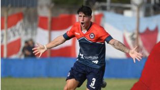 Emanuel Rodríguez se llena la boca de gol. Fue la figura de Central Córdoba en el debut con victoria ante Muñiz.