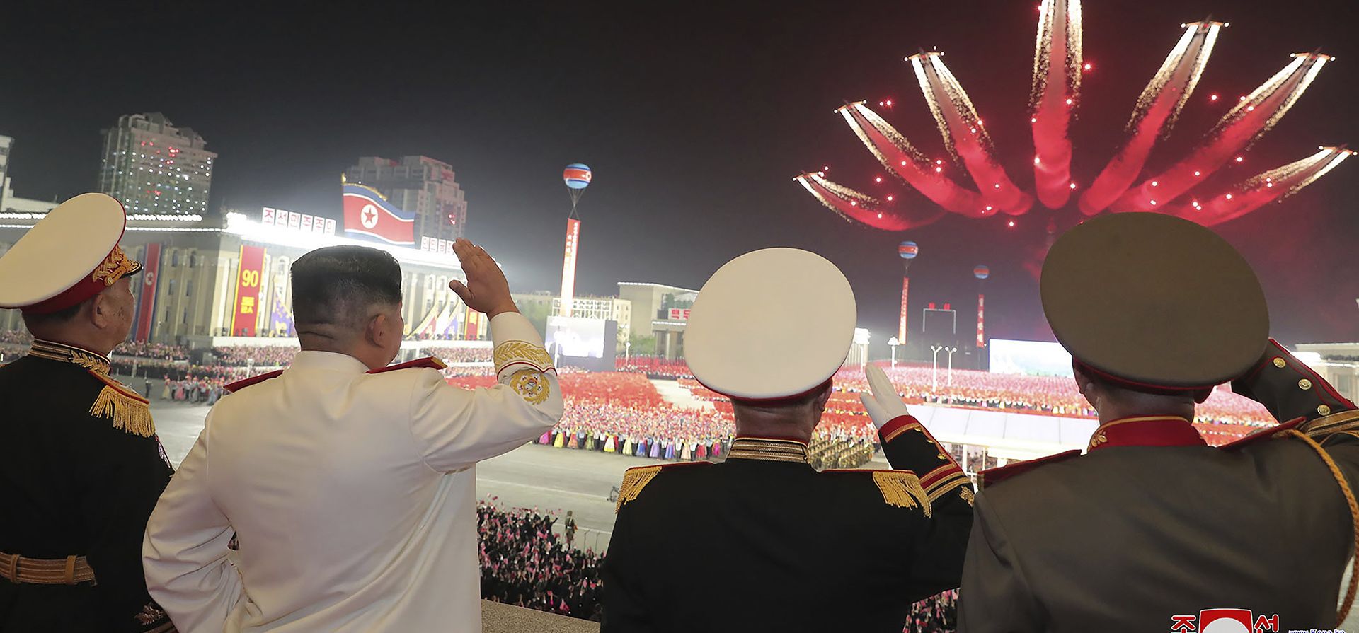 Foto proporcionada por el gobierno de Corea del Norte, el líder norcoreano Kim Jong Un, segundo a la izquierda, observa un desfile militar para conmemorar el 90 aniversario del ejército de Corea del Norte en la plaza Kim Il Sung en Pyongyang, Corea del Norte, el lunes 25 de abril de 2022. 