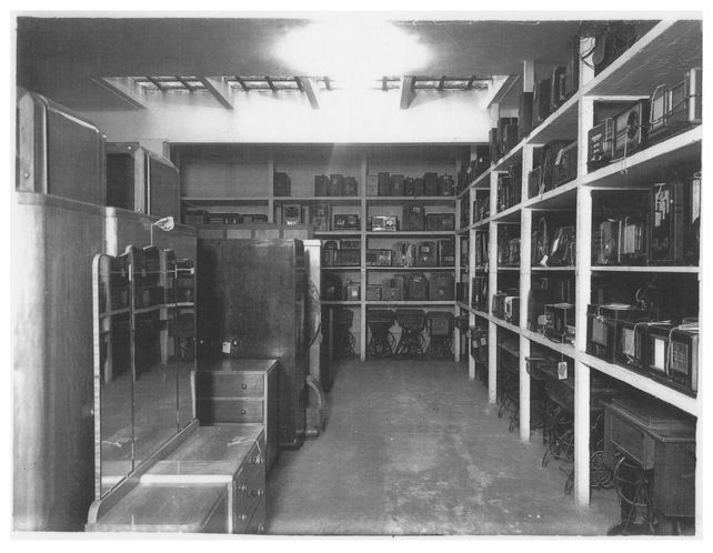 Muebles, radios y máquinas de coser en el depósito de empeño del banco. 