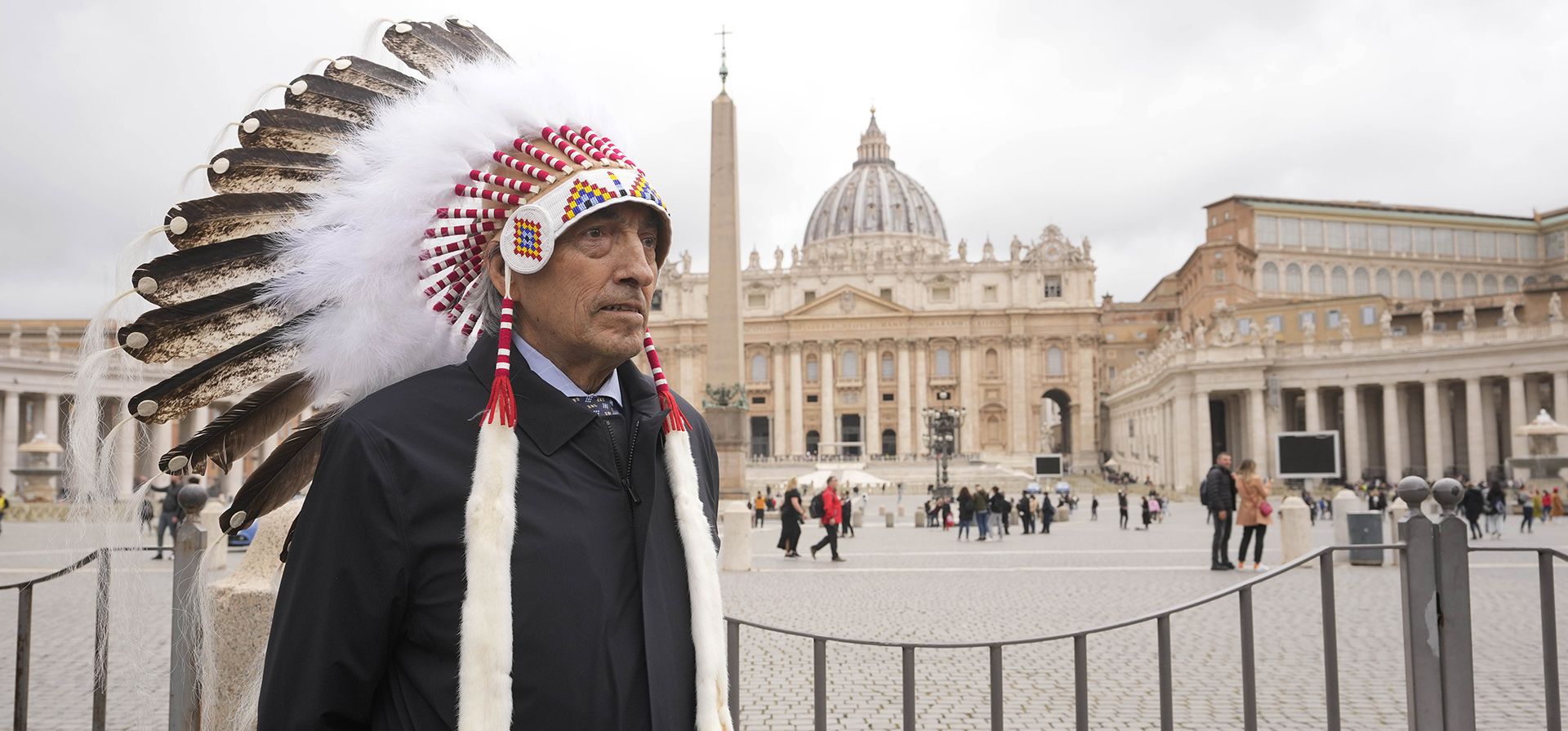 El exjefe nacional de la Asamblea de las Primeras Naciones, Phil Fontaine, frente a la Plaza de San Pedro al final de una reunión con el Papa Francisco en el Vaticano, el jueves 31 de marzo de 2022.