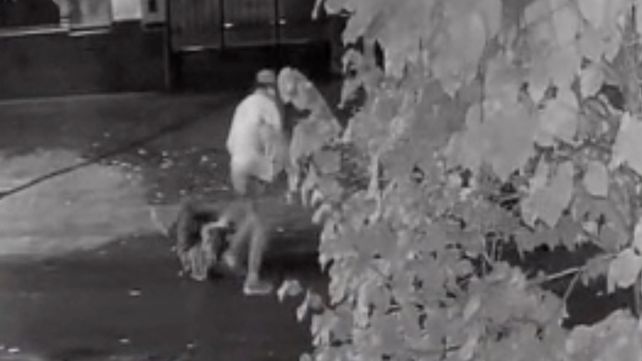 Video: un hombre fue brutalmente golpeado en el barrio Cinco Esquinas