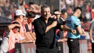Frank Kudelka se arremanga. Tiene que meter mano en la formación de Newells.