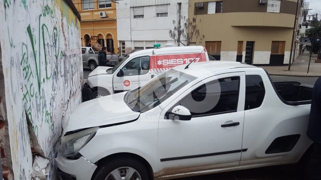 Fuerte choque de camionetas contra el frente de una casa en el centro santafesino