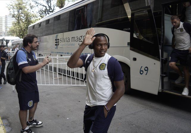 La figura. El colombiano Jaminton Campaz al llegar al hotel en Salta. Hoy debe ser desequilibrante.