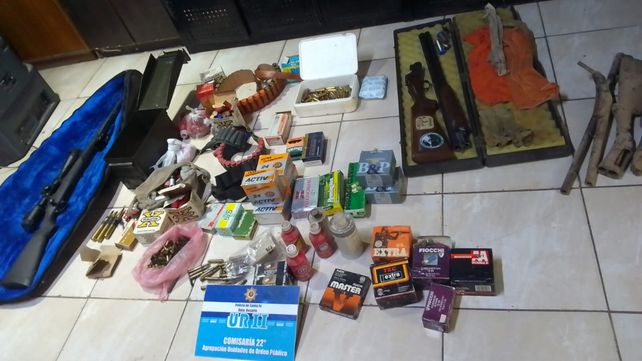 La policía secuestró dos armas y gran cantidad de municiones y cartuchos