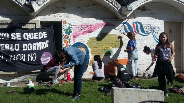 Colectivo. Más de 20 alumnos y artistas participaron de la movida.