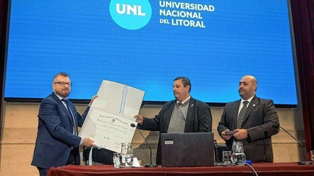 El científico Gabriel Rabinovich siendo distinguido por la UNL con el título de Doctor Honoris Causa.