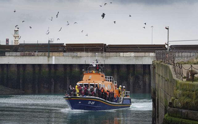 Un grupo de migrantes son llevados a Dover, a bordo del bote salvavidas de Dover, luego de un incidente en un bote pequeño en el Canal de la Mancha, en Kent, Inglaterra, el jueves 11 de noviembre de 2021.