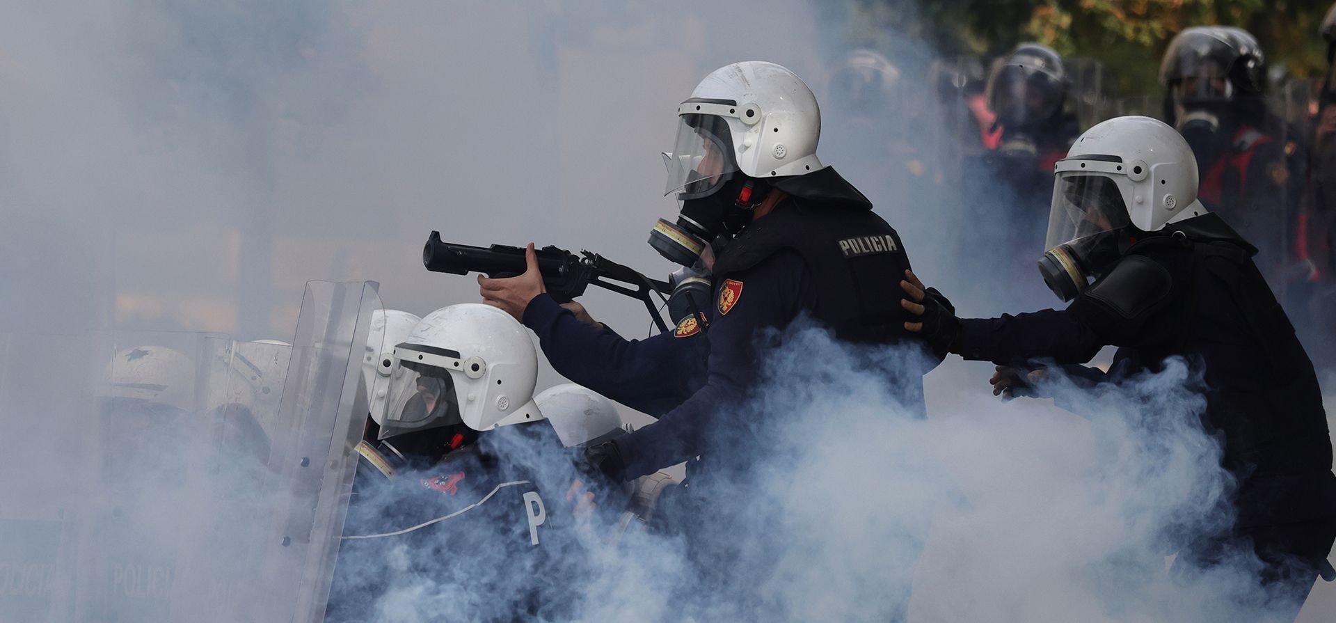 La policía antidisturbios lanza gases lacrimógenos contra los manifestantes durante enfrentamientos en Tirana, Albania, el jueves 15 de octubre de 2026, mientras estudiantes se unían a una manifestación antigubernamental. (Foto AP/Hameraldi Agolli)