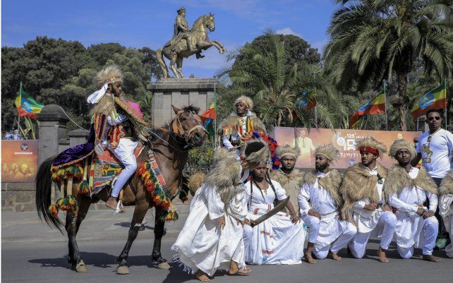 Una compañía teatral posa para una fotografía en el Día de la Victoria de Adwa, en la capital Addis Abeba, Etiopía. El día festivo nacional marca la celebración en que las fuerzas etíopes derrotaron a las fuerzas italianas en 1896, cerca de la ciudad de Adwa.