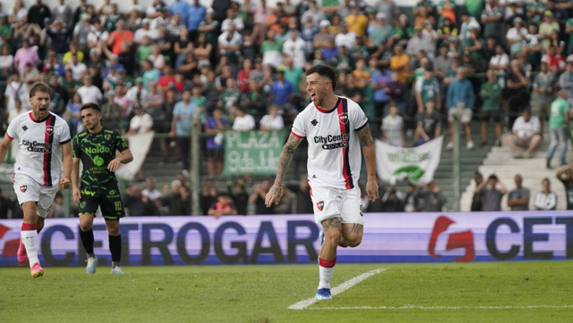 Juan Ignacio Ramírez, con la camiseta de Newell's y un festejo de gol en la cancha de Sarmiento.