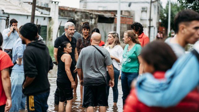 Rogelio Frigerio y funcionarios recorrieron los barrios anegados por las lluvias. Hay más de 50 familias afectadas. Llegará el Ejército a brindar apoyo&nbsp; 