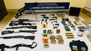Parte del poderoso arsenal secuestrado a la banda integrada por el hermano de Lucio Maldonado, difunto prestamista de Esteban Lindor Alvarado.