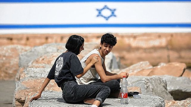 Israel retorna poco poco a la normalidad y el barbijo no es obligatorio al aire libre
