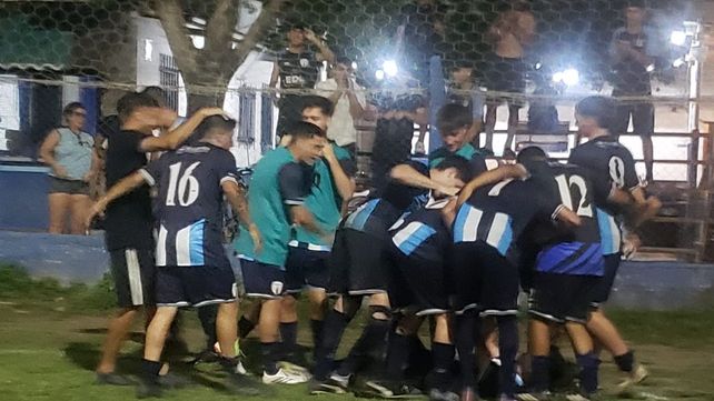 El festejo de Banco tras el gran triunfo ante Adiur de local