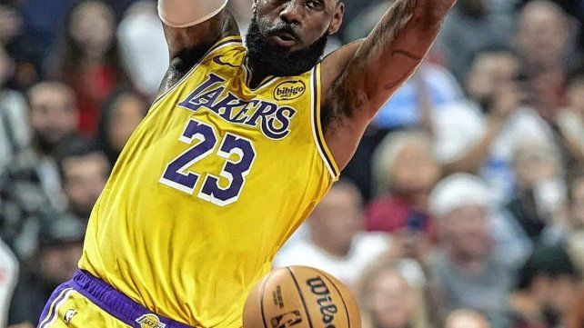LeBron James fue la gran figura de los Lakers en el triunfo ante Portland.