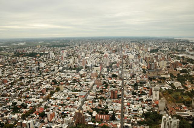Vista de la ciudad desde el sur hacia el norte. A la derecha se puede ver la Casa de Gobierno.