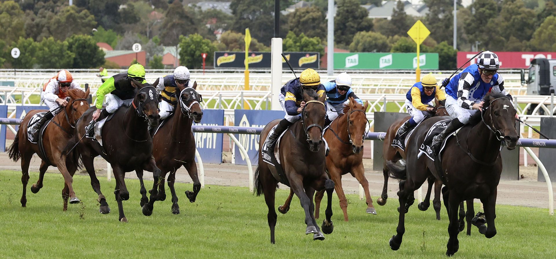 El jinete Mark Zahra monta Gold Trip, a la derecha, líder mientras se acerca a la meta para ganar la carrera de caballos de la Copa Melbourne en Melbourne, Australia, el martes 1 de noviembre de 2022.