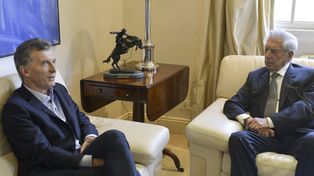 Macri recibió a Vargas Llosa, quien lo puso de ejemplo para la región