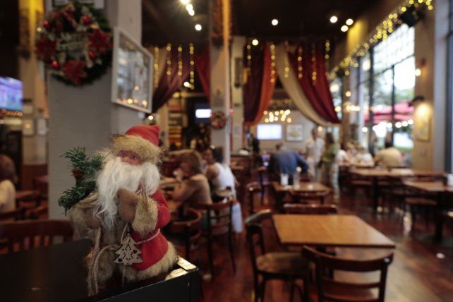Las cenas navideñas en restaurantes rosarinos cuestan entre 95 y 135 mil pesos por persona e incluyen menúes premium