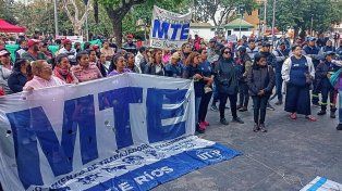 Los manifestantes llegaron hasta la puerta de la municipalidad, donde hicieron oír sus reclamos.