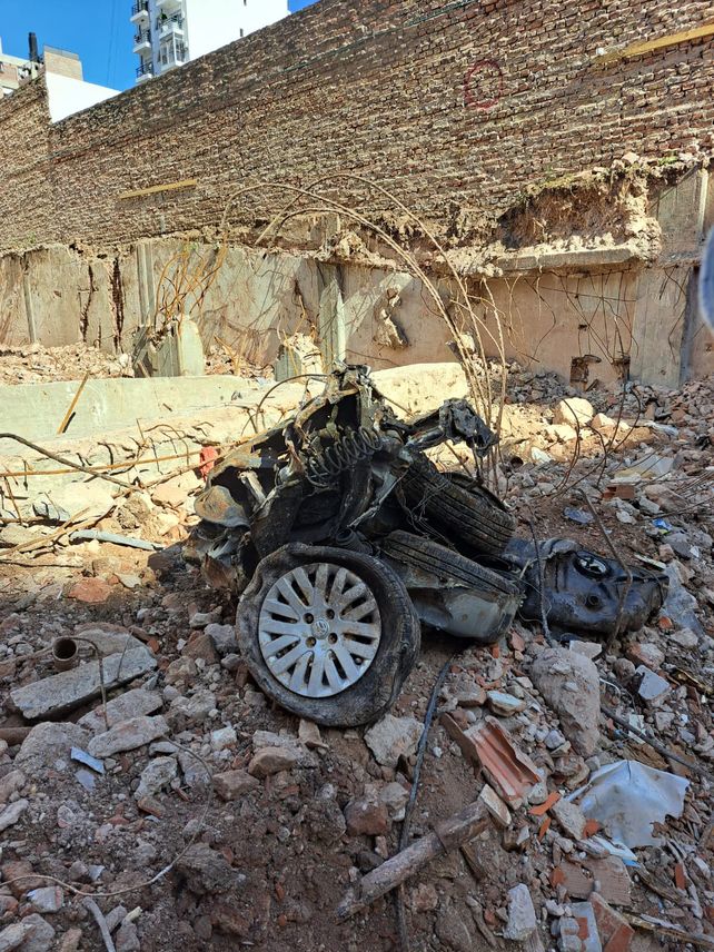 Hallazgo y sorpresa. Los operarios y máquinas encontraron restos de un auto en Salta 2141.