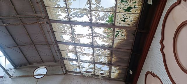 El techo del patio del Colegio San Ramón quedó destruido por la tormenta.