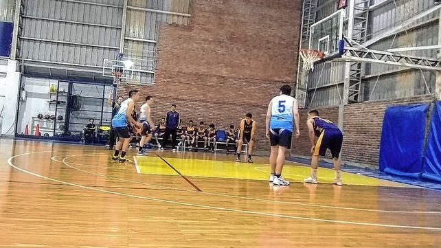 Macabi y República lideran sus respectivas zonas en el ascenso por el Torneo Oficial de Básquet.