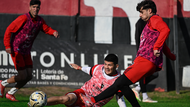 Mazzanti patea ante la barrida de Goitea durante una práctica de Newells