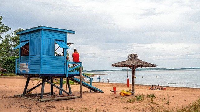 Las playas del lago ya cuentan con la presencia de guardavidas en sus seis sectores habilitados.