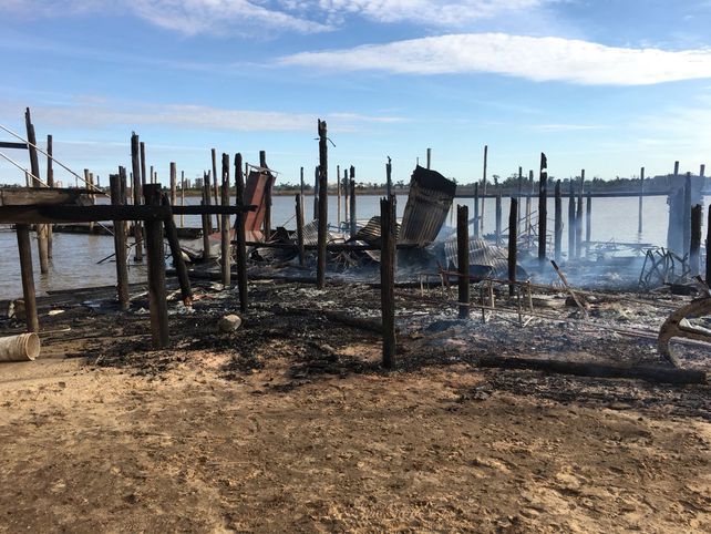 El parador de la isla Pura Vida quedó reducido a cenizas