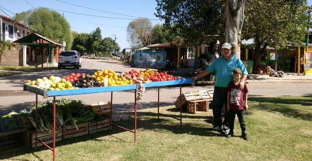La familia que vive de la verdulería armó el puesto en una zona estratégica del Thompson. Foto UNO.&nbsp;