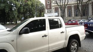 La camioneta que conducía el empresario baleado cuando dejaba a sus hijos en el colegio Medalla Milagrosa.