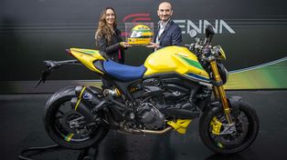 Bianca Senna (CEO de Senna Brands) y Claudio Domenicali (CEO de Ducati) con la Monster 341.
