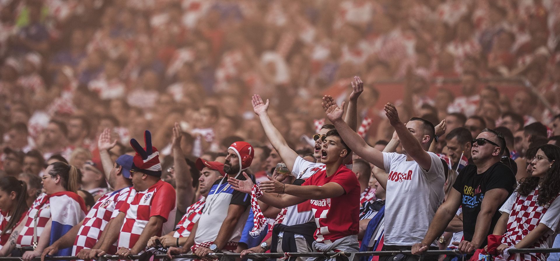 Los seguidores de Croacia alientan a su equipo durante un partido del Grupo B entre Croacia y Albania en el torneo de fútbol Euro 2024 en Hamburgo, Alemania, el miércoles 19 de junio de 2024. (Foto AP/Petr Josek) Los seguidores de Croacia alientan a su equipo durante un partido del Grupo B entre Croacia y Albania en el torneo de fútbol Euro 2024 en Hamburgo, Alemania, el miércoles 19 de junio de 2024. (Foto AP/Petr Josek)
