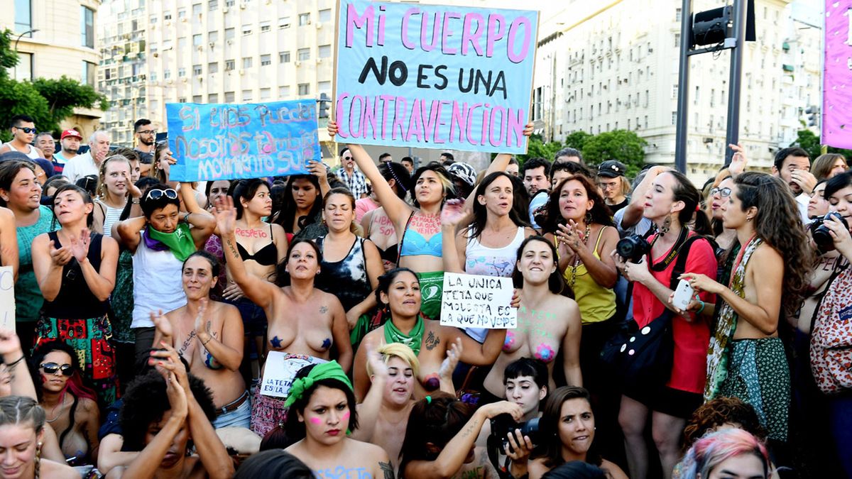 El Tetazo convocó a cientos de mujeres en el Obelisco de Buenos Aires