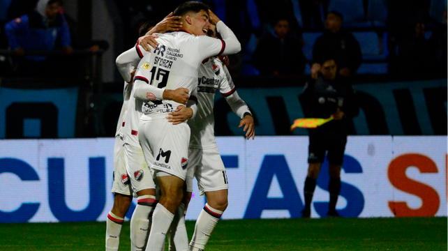 Juan Sforza celebra su conquista y Schor y Recalde se suman al festejo entre jugadores piratas.