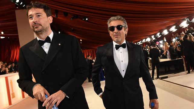 Santiago Mitre estuvo junto a Ricardo Darín en la alfombra roja de los Oscar