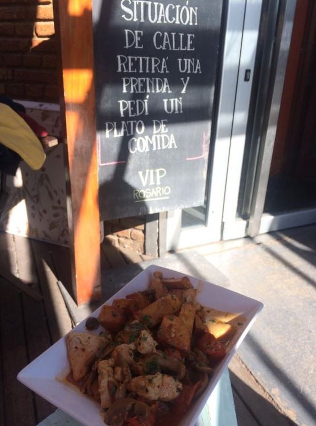 El bar de la familia Messi ofrece ayuda con comida caliente y abrigo