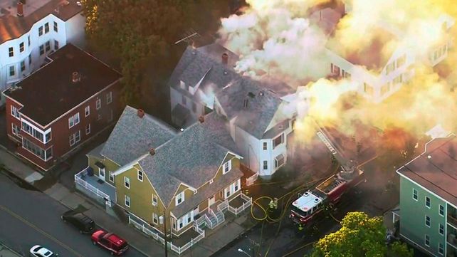 Pánico y fuego en Massachusetts tras una cadena de explosiones de gas