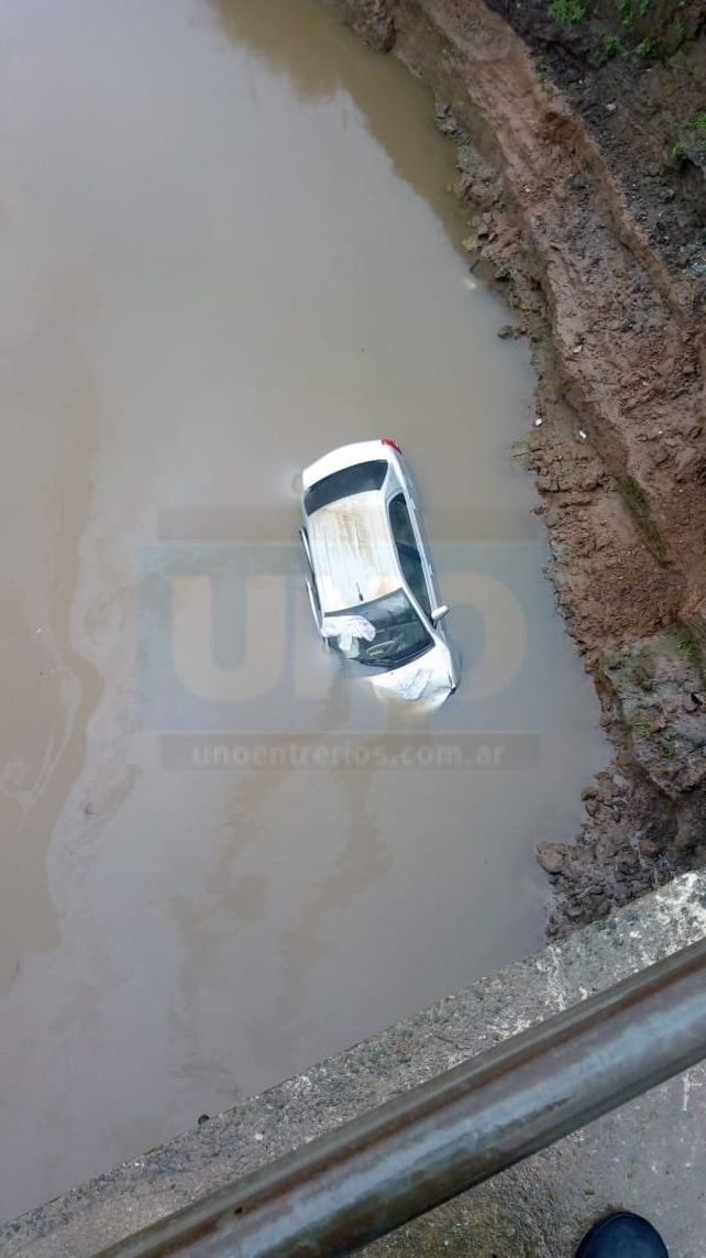 Un auto despistó y cayó dentro de un arroyo