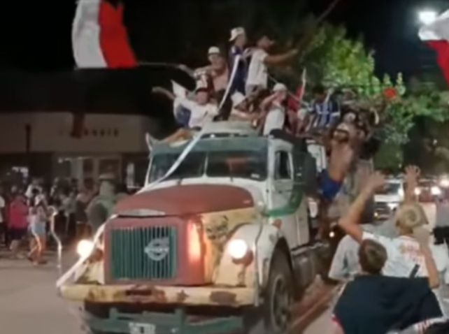 El camión de los hinchas del Albo en los festejos por el título en Piamonte.