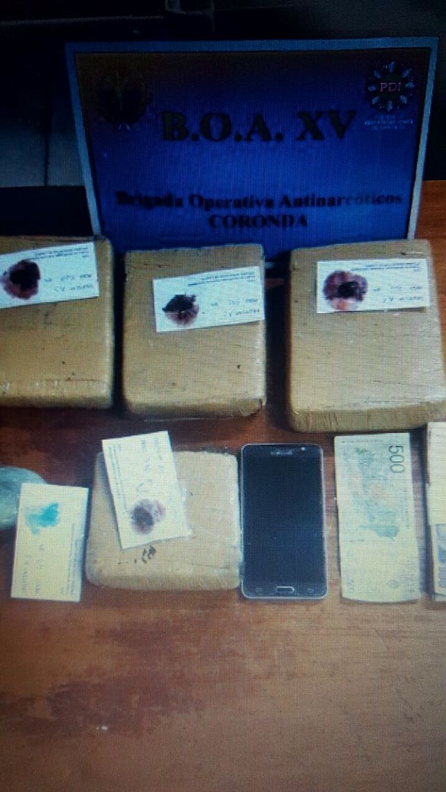 Chocaron en la autopista y en el auto llevaban más de dos kilos de marihuana y un arma